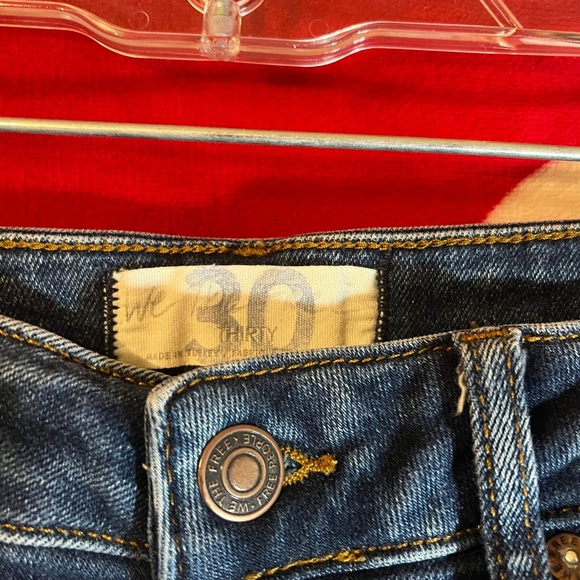 Free gift with purchase! We The Free Blue Skinny Jeans raw hem size 10/30 - Picture 4 of 8